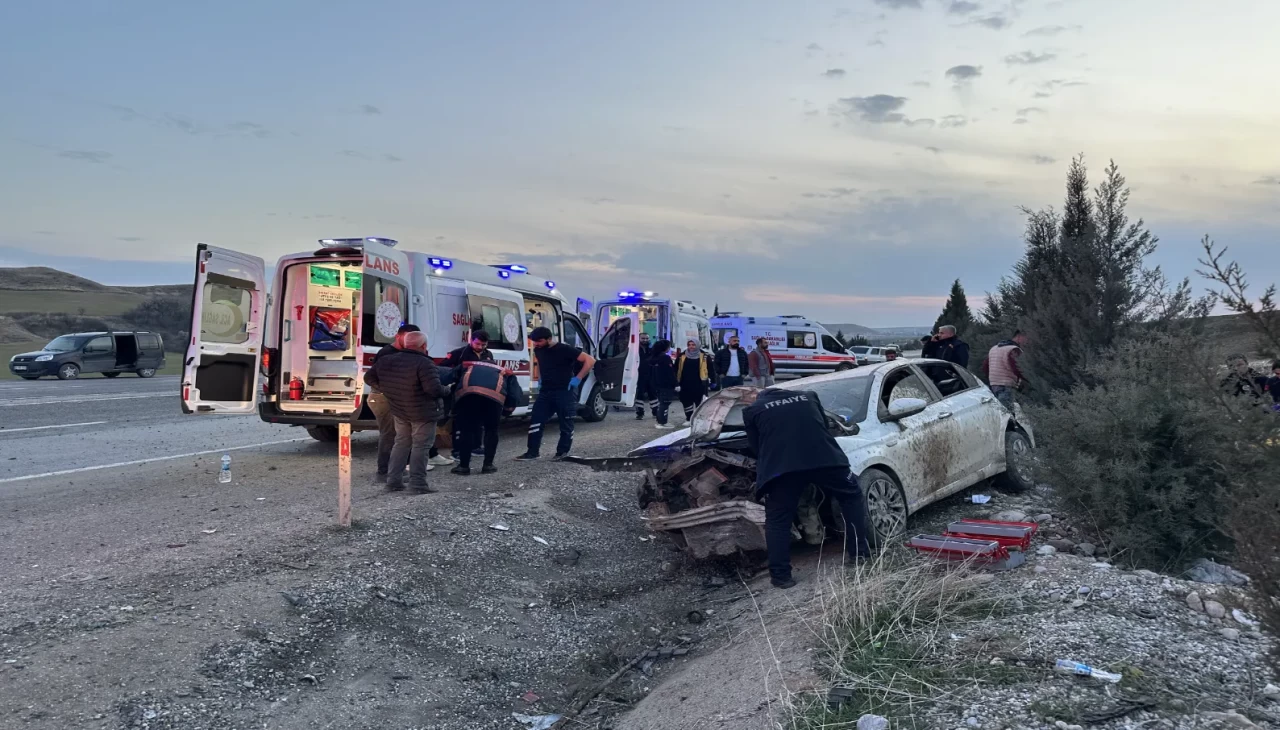 Adıyaman'da otomobil şarampole devrildi: 4 kişi yaralı