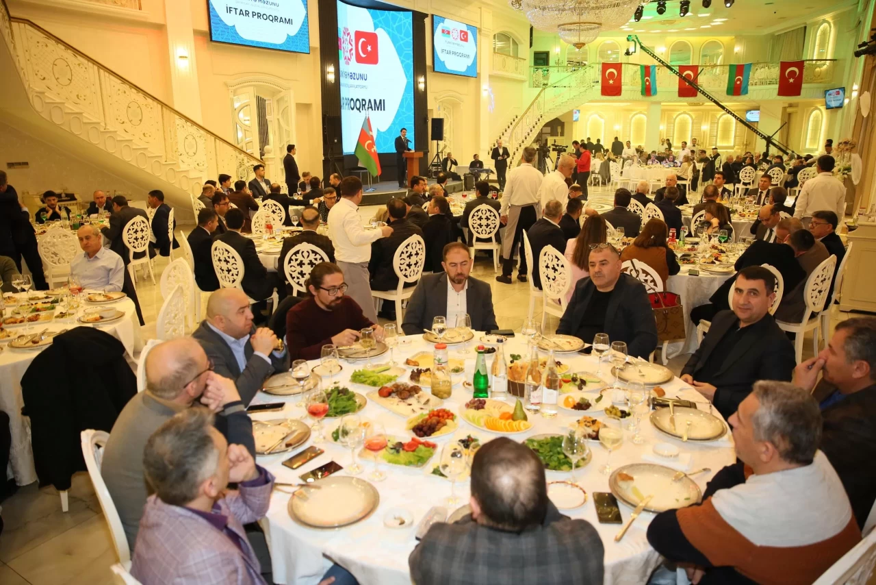 Türkiye mezunu akademisyen ve iş insanları, Bakü'deki iftar programında buluştu