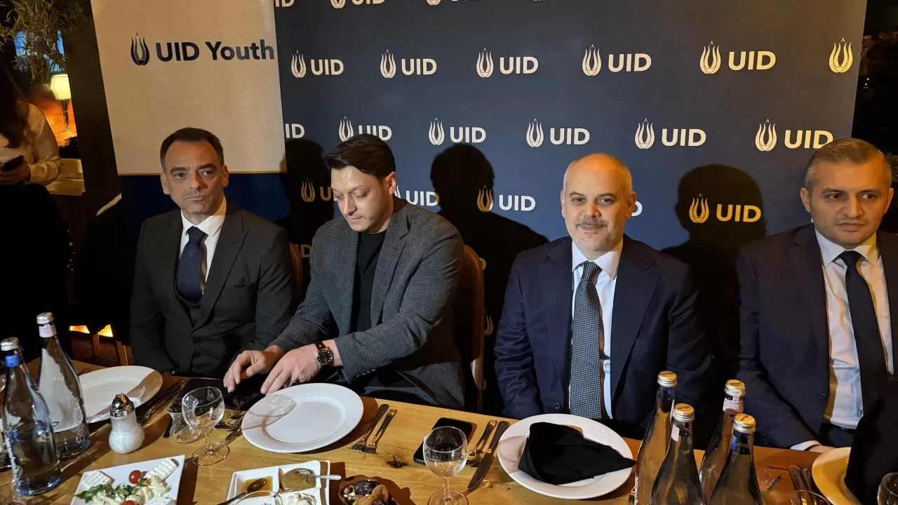 Cumhurbaşkanı Başdanışmanı Kılıç ve AK Parti MKYK üyesi Özil, Almanya'da sahura katıldı