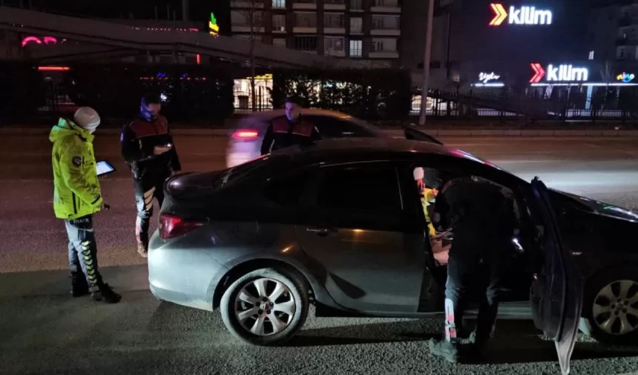 Çorum'da dur ihtarına uymayarak kaçan 2 kişi polis kovalamacasıyla yakalandı