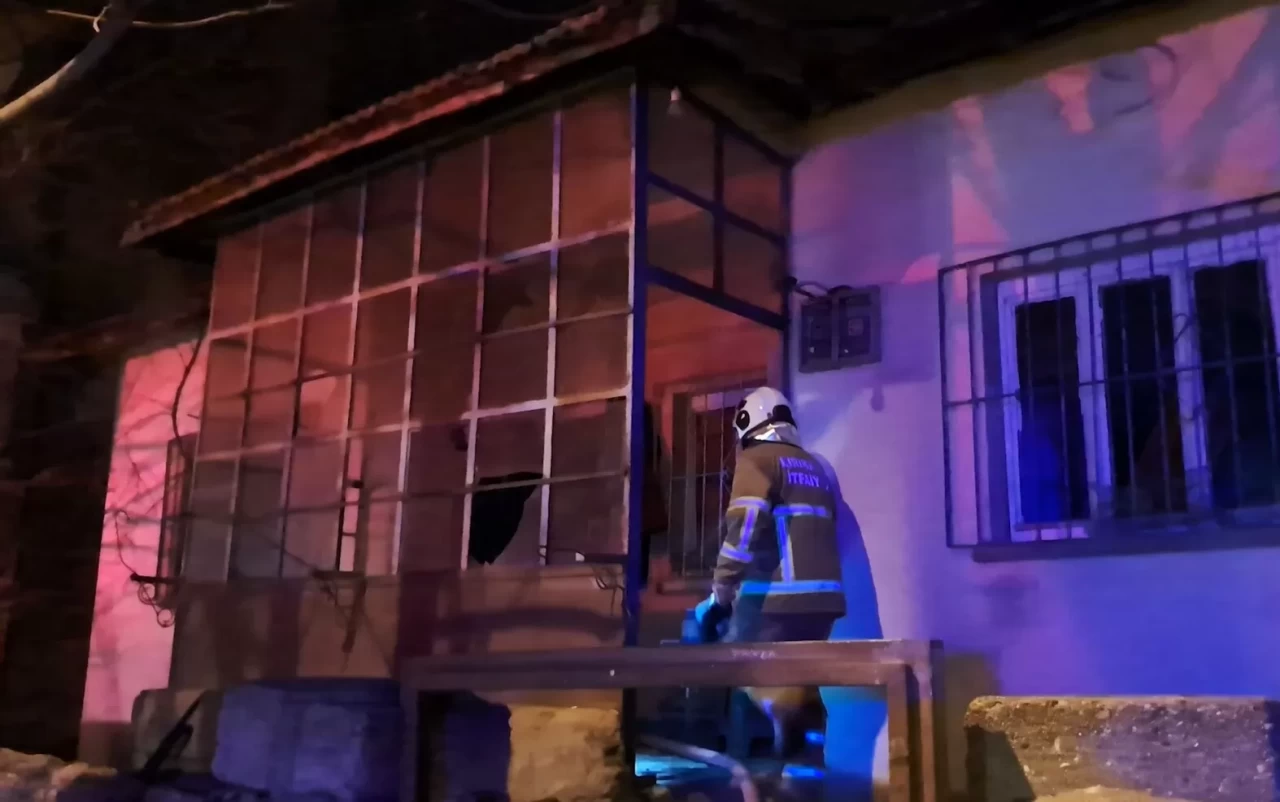 Kırıkkale'de ev yangını: 1'i itfaiye eri, 2 kişi hastaneye kaldırıldı