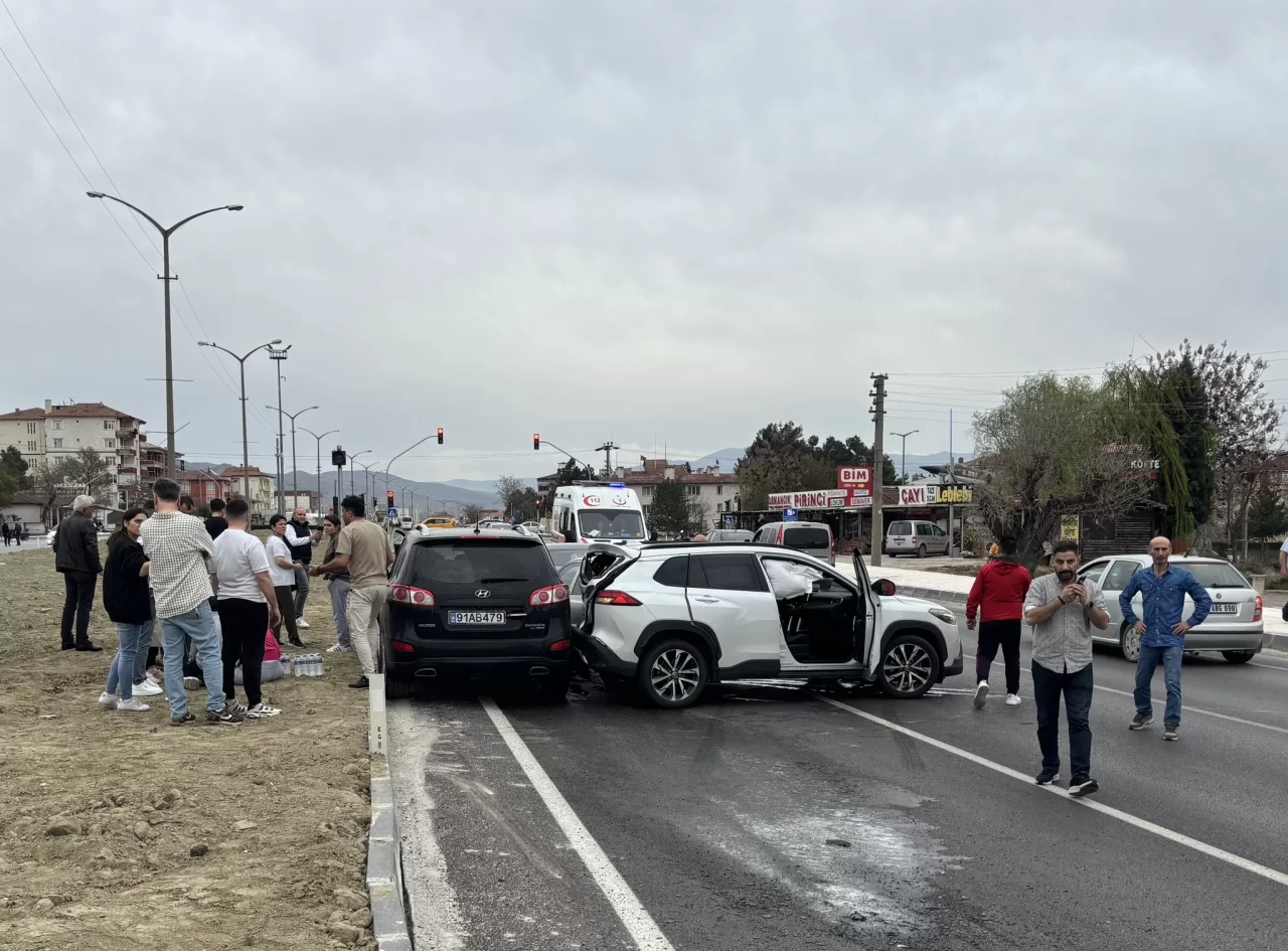 Çorum'da zincirleme trafik kazası: 4 yaralı
