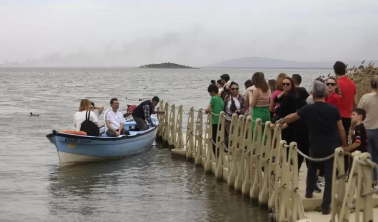 Yaren leyleğin geldiğini duyan, o köye akın etti