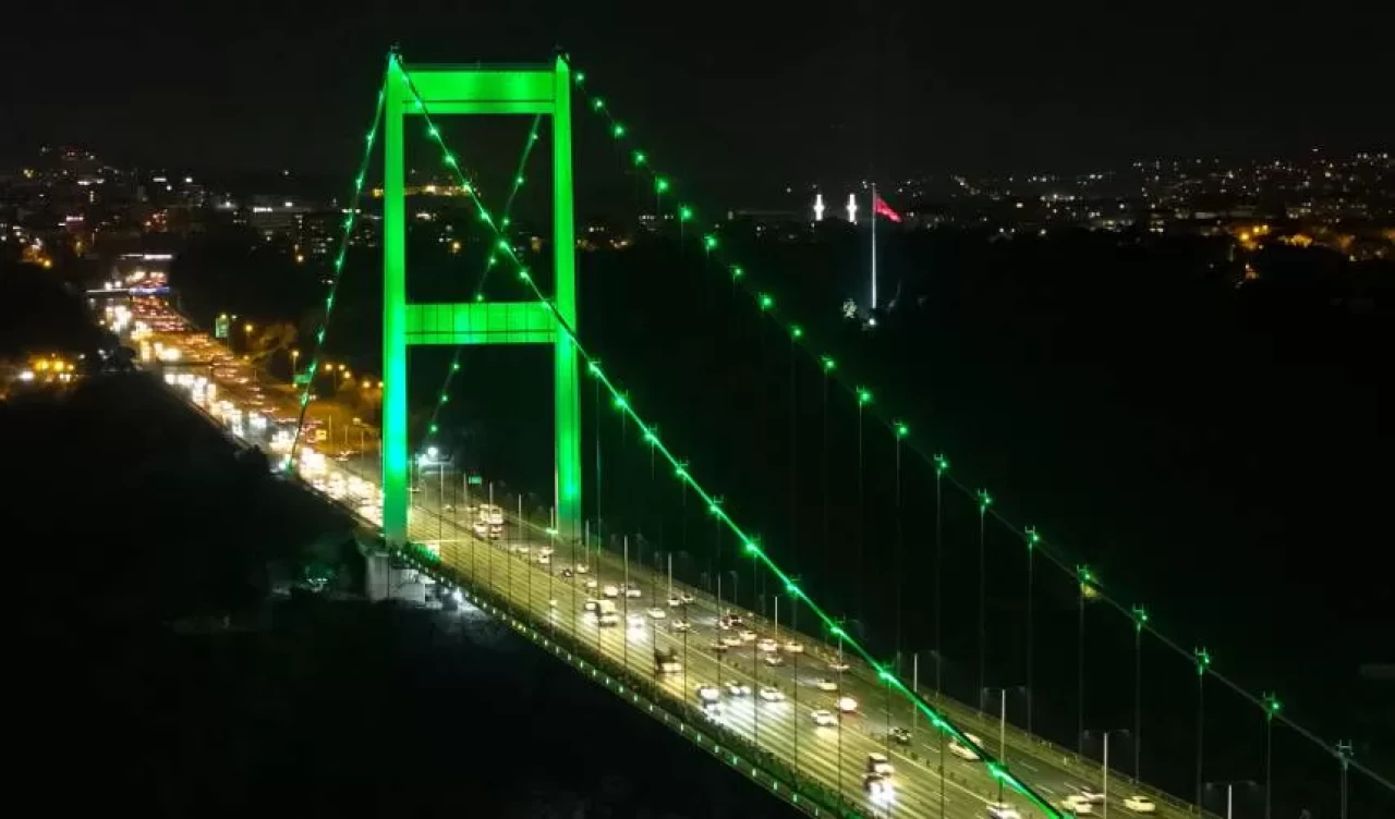 İstanbul'un köprüleri yeşile büründü