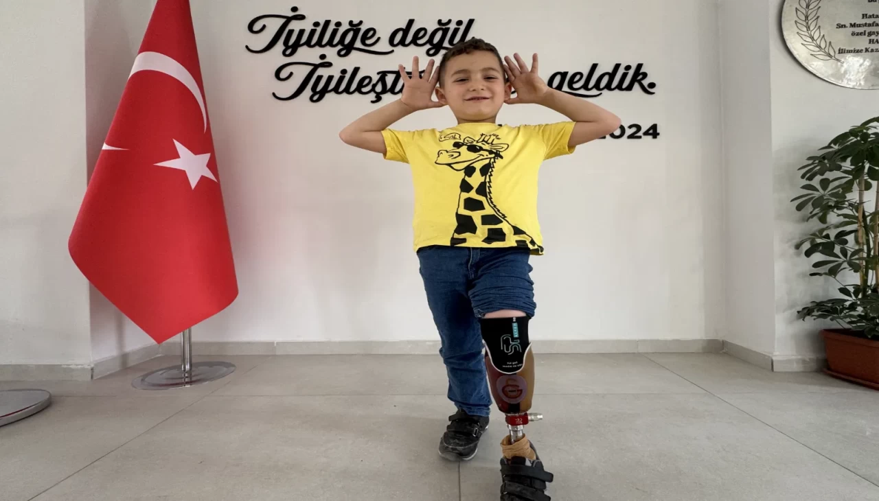 Depremde bacağını kaybeden küçük taraftar, Galatasaray proteziyle yaşama tutundu