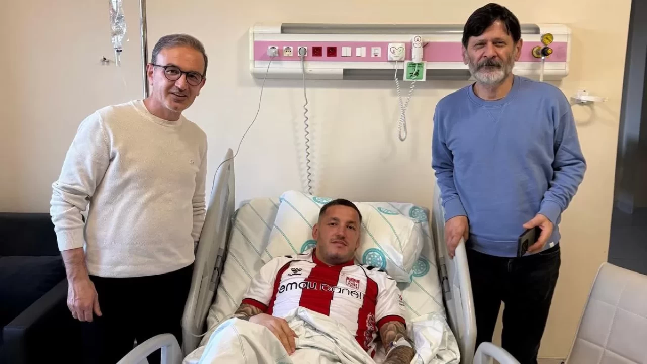 Sivassporlu Rey Manaj’ın ilk sorusu: "Haftaya oynayabilecek miyim?"