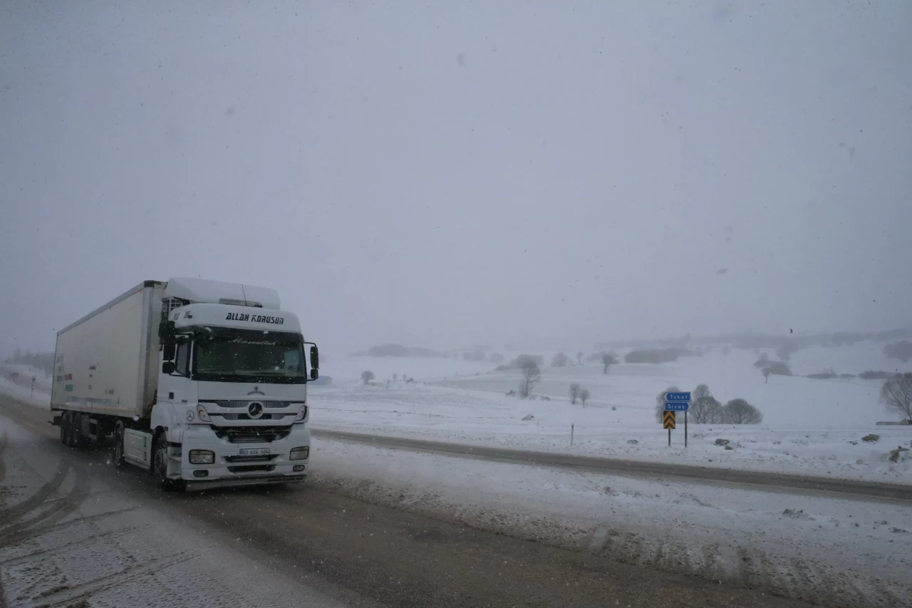Tokat-Sivas kara yolunda kar ve tipi etkili oluyor
