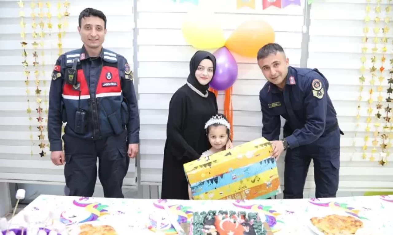 Samsun'da şehit kızına doğum günü sürprizi yapıldı