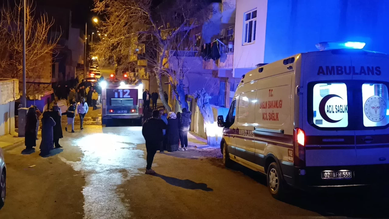 Adıyaman'da evde çıkan yangında 10 kişi dumandan etkilendi