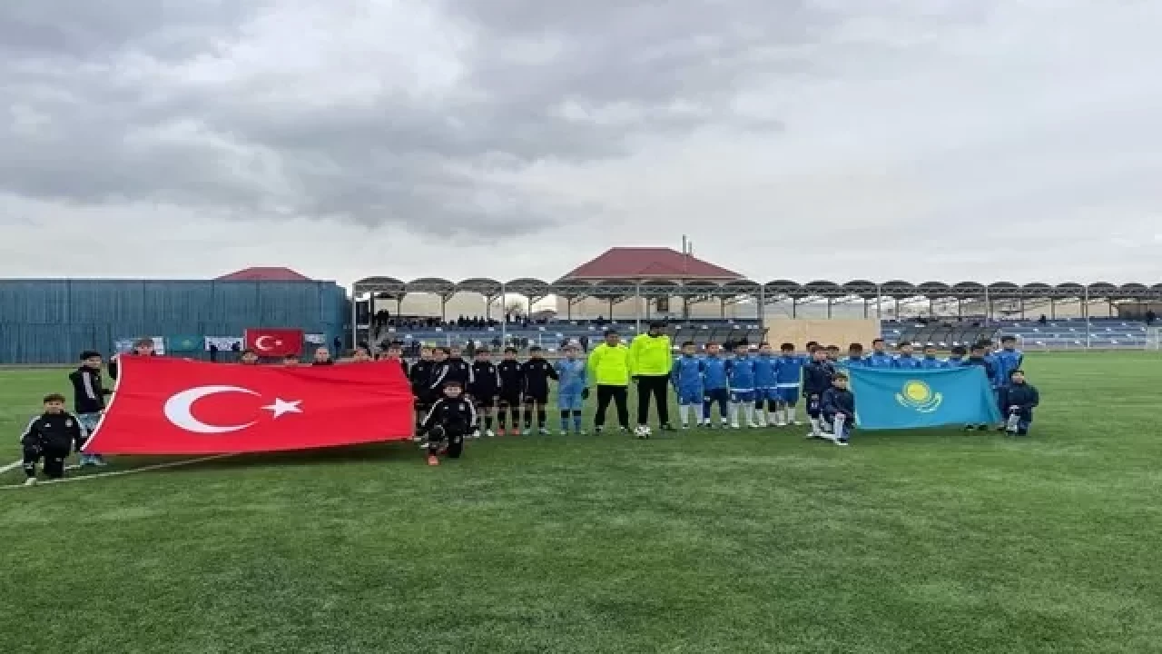 Kazakistan'ın Türkistan şehrinde Turan Kupası futbol turnuvası düzenlendi