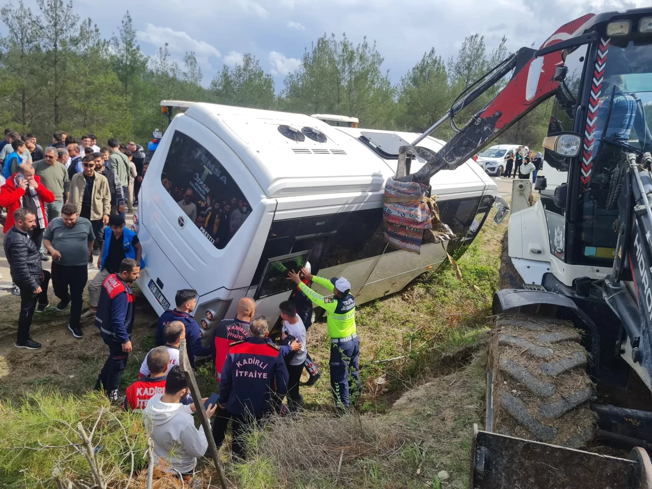 Osmaniye'de devrilme riski taşıyan midibüstekilere kurtarma operasyonu