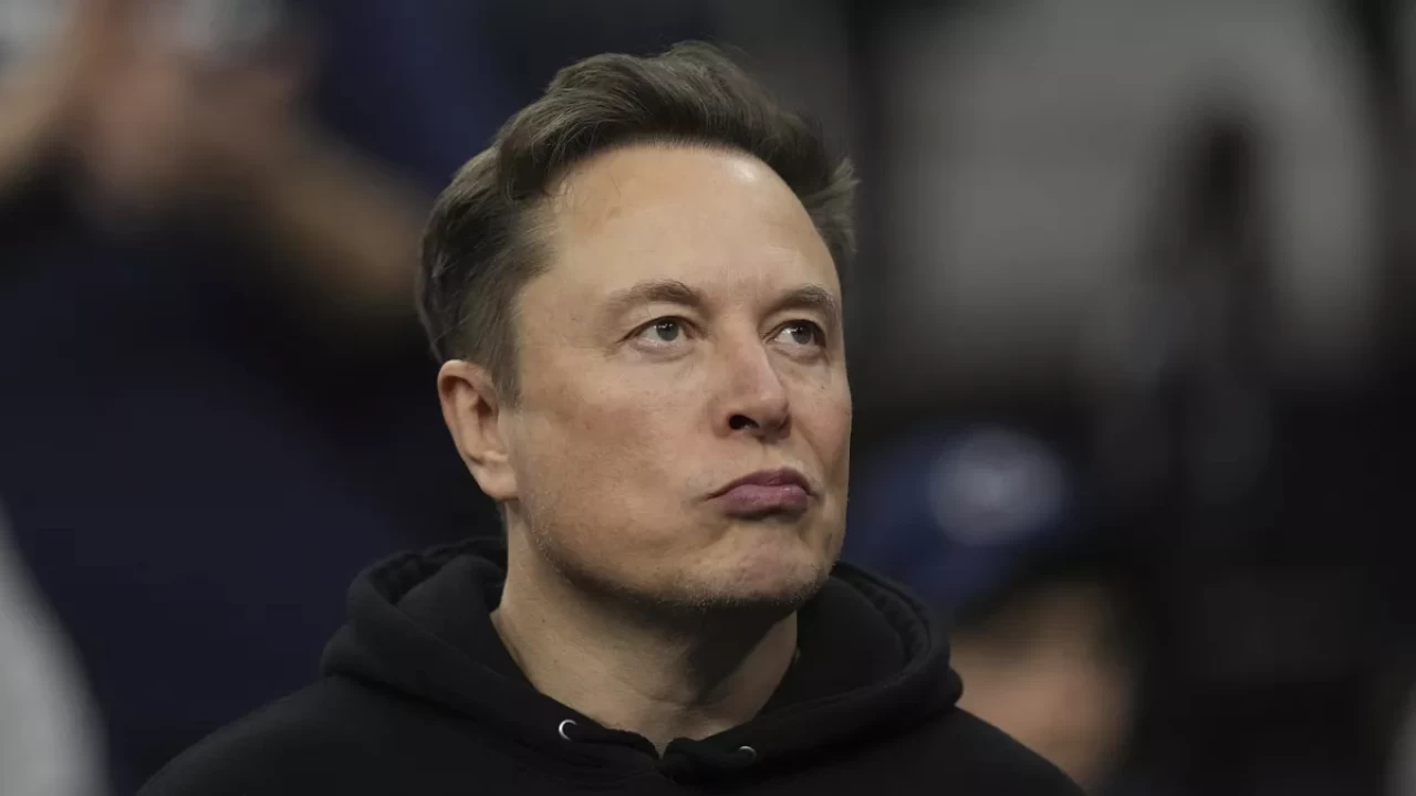 Musk, Trump'ın danışmanı Navarro'ya "geri zekalı" dedi