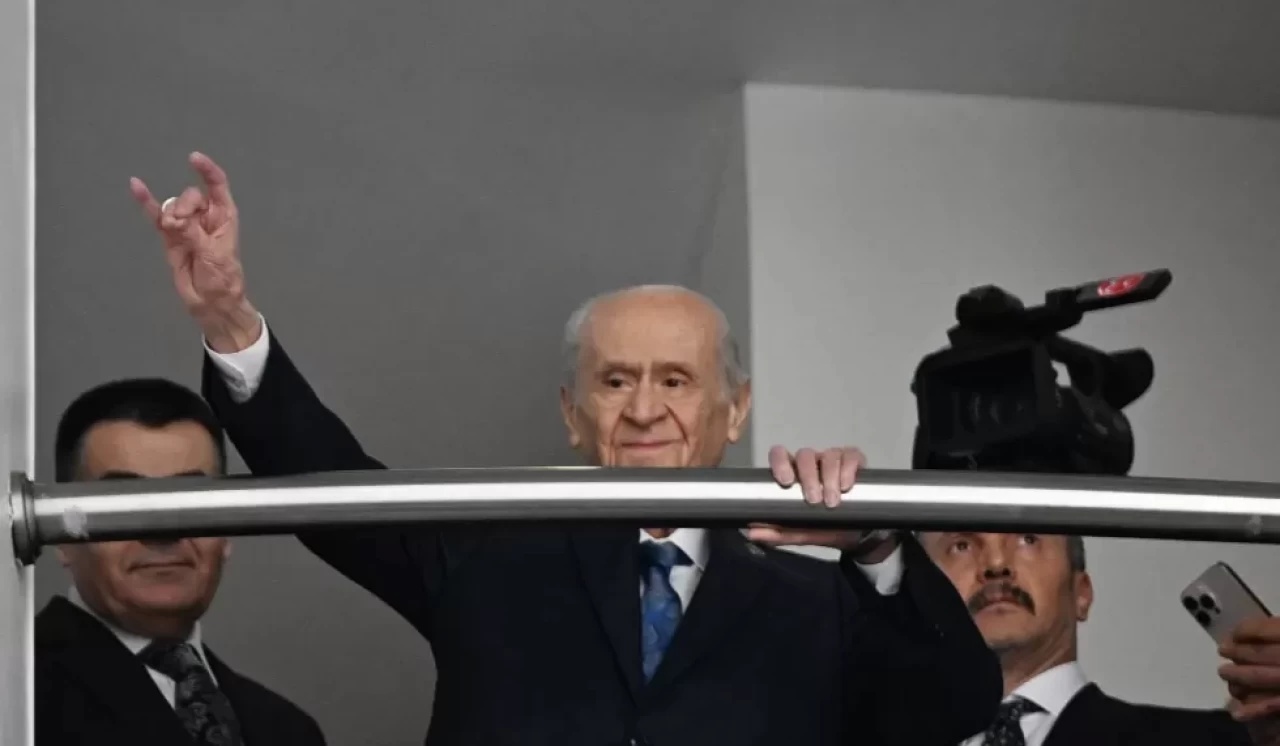 MHP Lideri Bahçeli, Genel Merkez’den partilileri ve vatandaşları selamladı