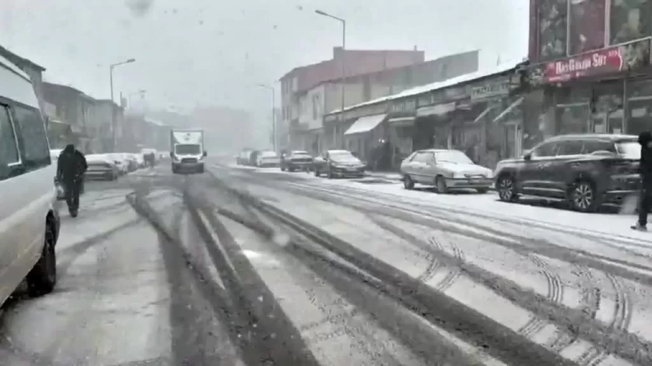 Kars ve Ardahan’ın yüksek kesimlerinde kar yağışı etkili oldu!