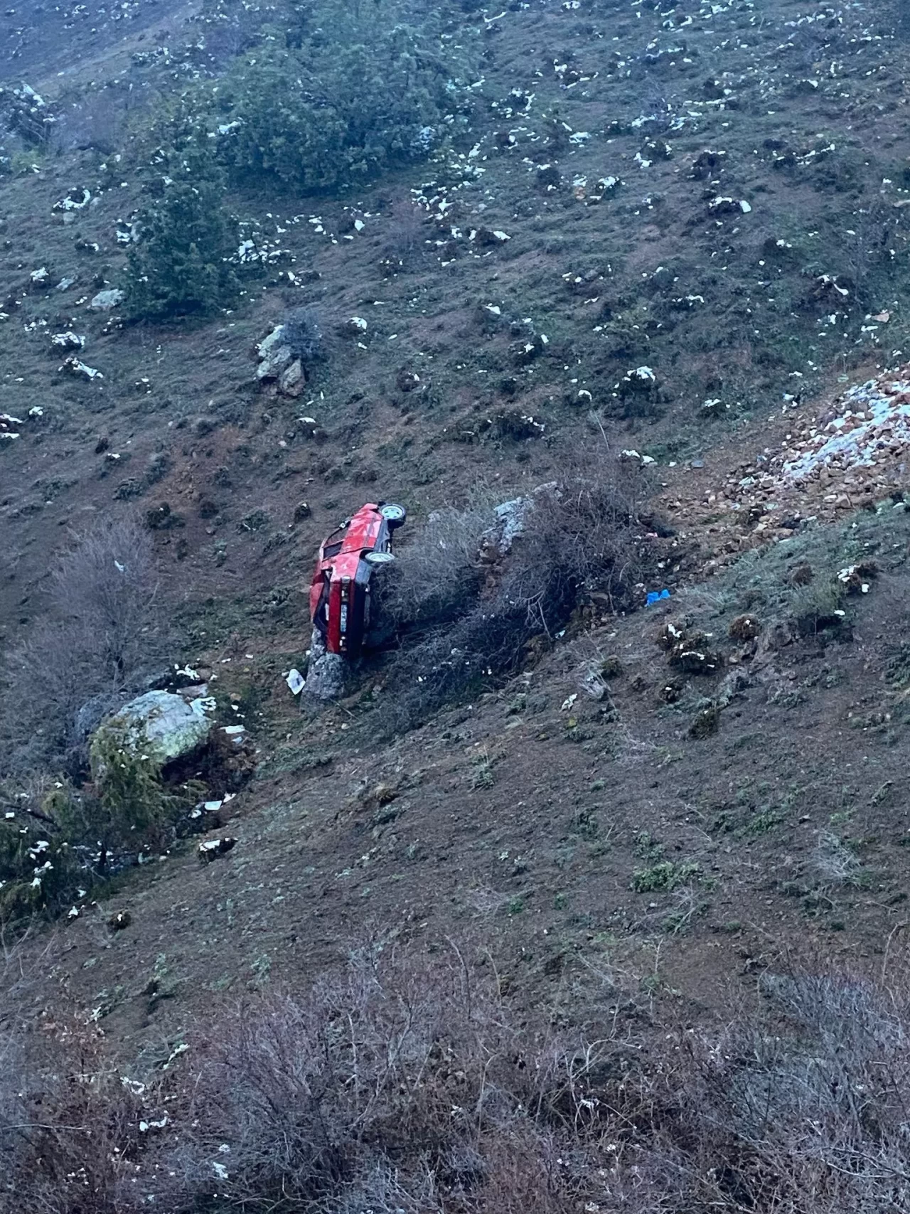 Gümüşhane'de araç uçuruma devrildi: 3 yaralı