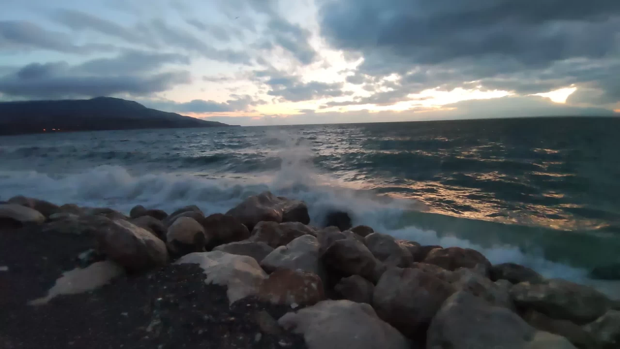 Van'da fırtına felaketi! Van Gölü'nde dev dalgalar ortaya çıktı!