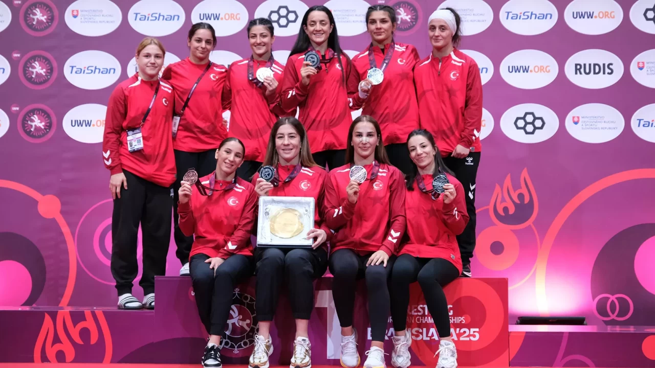 Kadın Güreş Milli Takımı Avrupa Şampiyonası’nda ikinci oldu