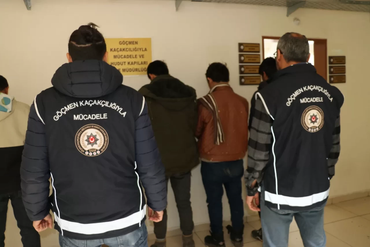 Amasya'da 5 düzensiz göçmen tırda yakalandı