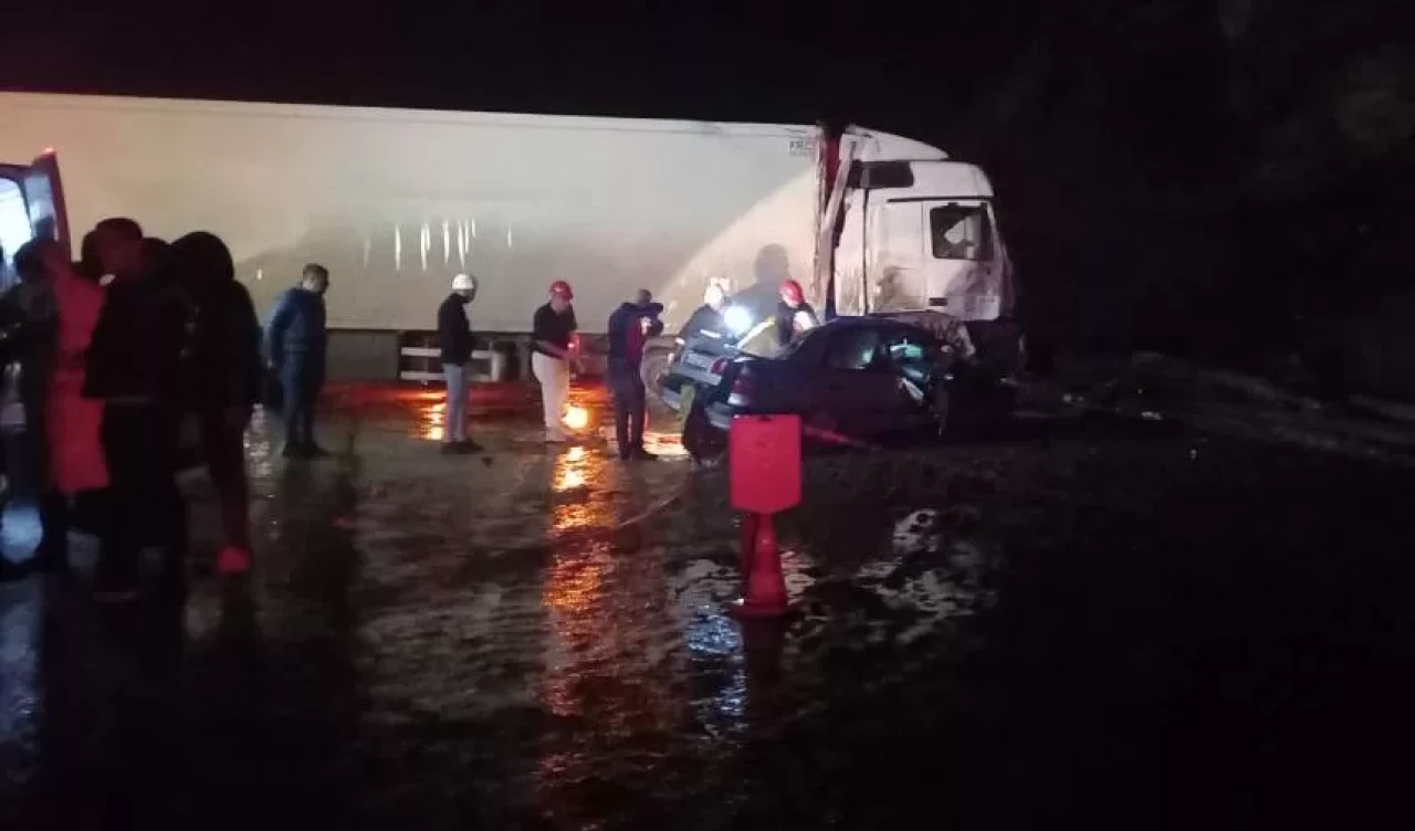 Kütahya'da feci kaza: Tır otomobilin üzerine devrildi