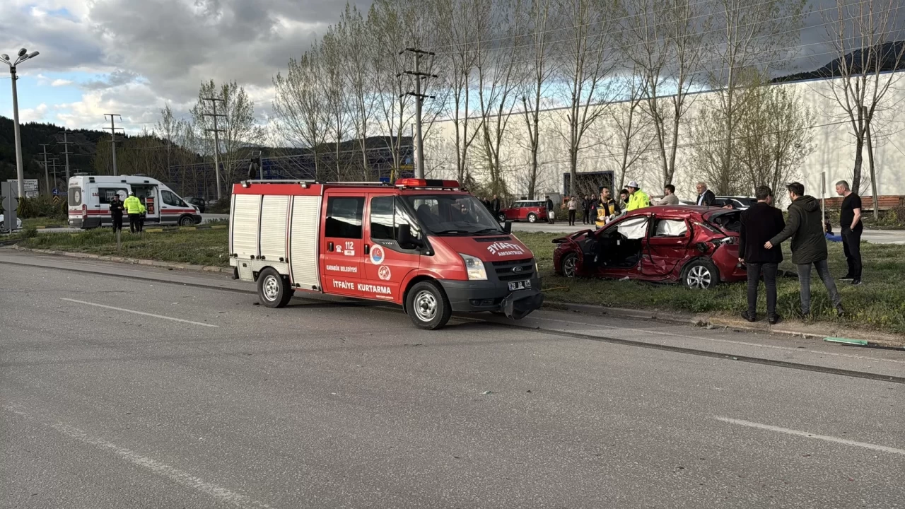 Karabük'te otomobil tırla çarpıştı: 4 ölü, 1 ağır yaralı!