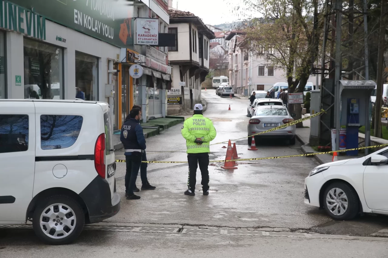 Kastamonu'da, apartmanda el bombası bulundu