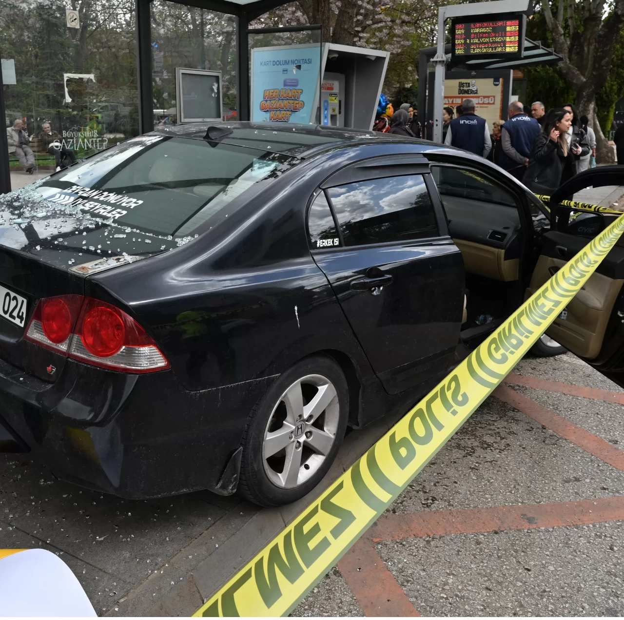 Gaziantep'te feci kaza! Otomobil otobüs durağına çarptı, 5 yaralı