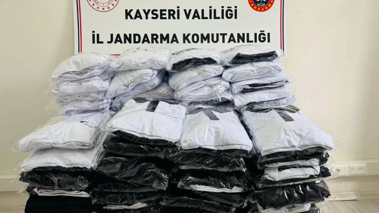 Kayseri'de 320 bin lira değerinde sahte tişört ele geçirildi