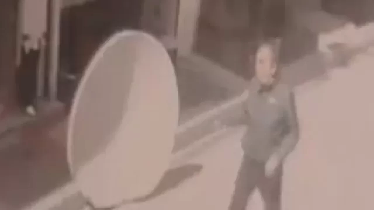 Çanak anten fırtınayla uçtu, İstanbul'da yolda yürüyen adamı sıyırdı