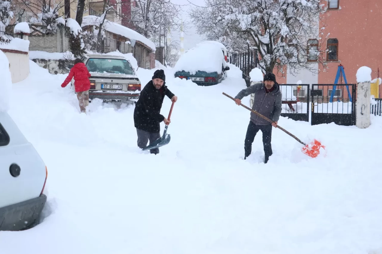 Kastamonu'da kış herkesi şaşırttı: Kar kalınlığı 50 santimetreyi aştı!