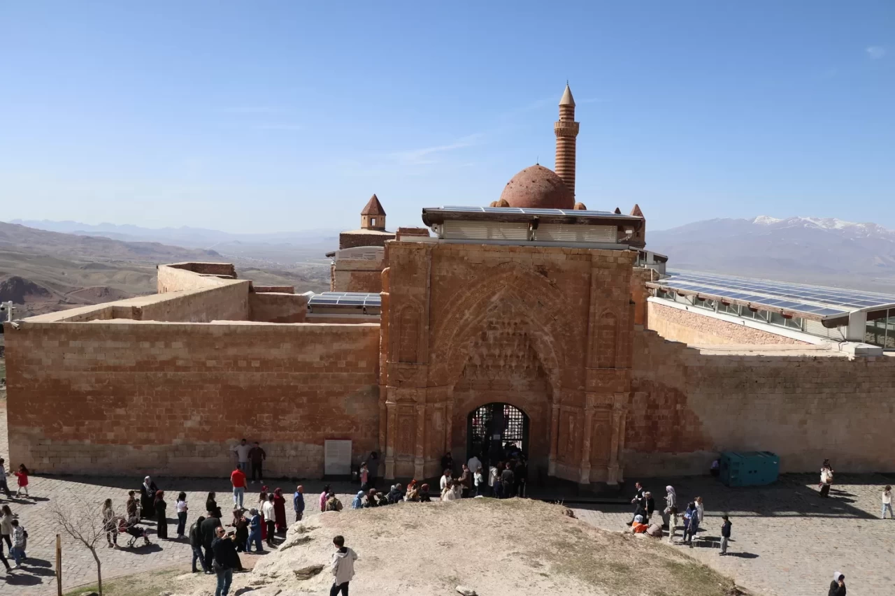 İshak Paşa Sarayı bayram tatilinde ziyaretçilerini ağırlıyor