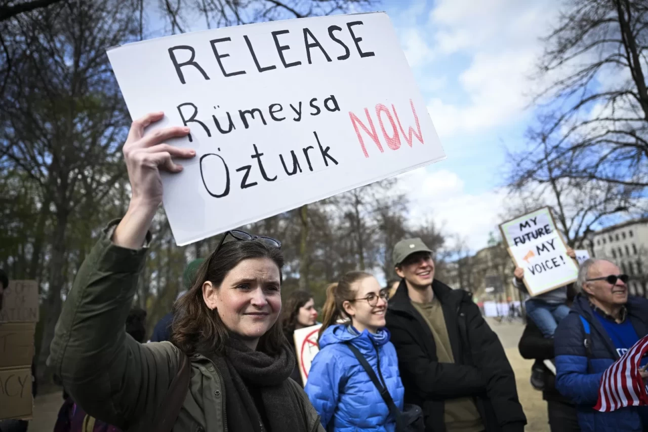 Trump ve Elon Musk, Berlin'deki büyük protestoda hedef alındı