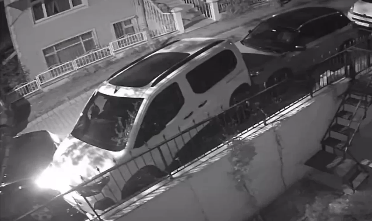 Avcılar’da park halindeki 8 araca çarpan sürücü kaçtı