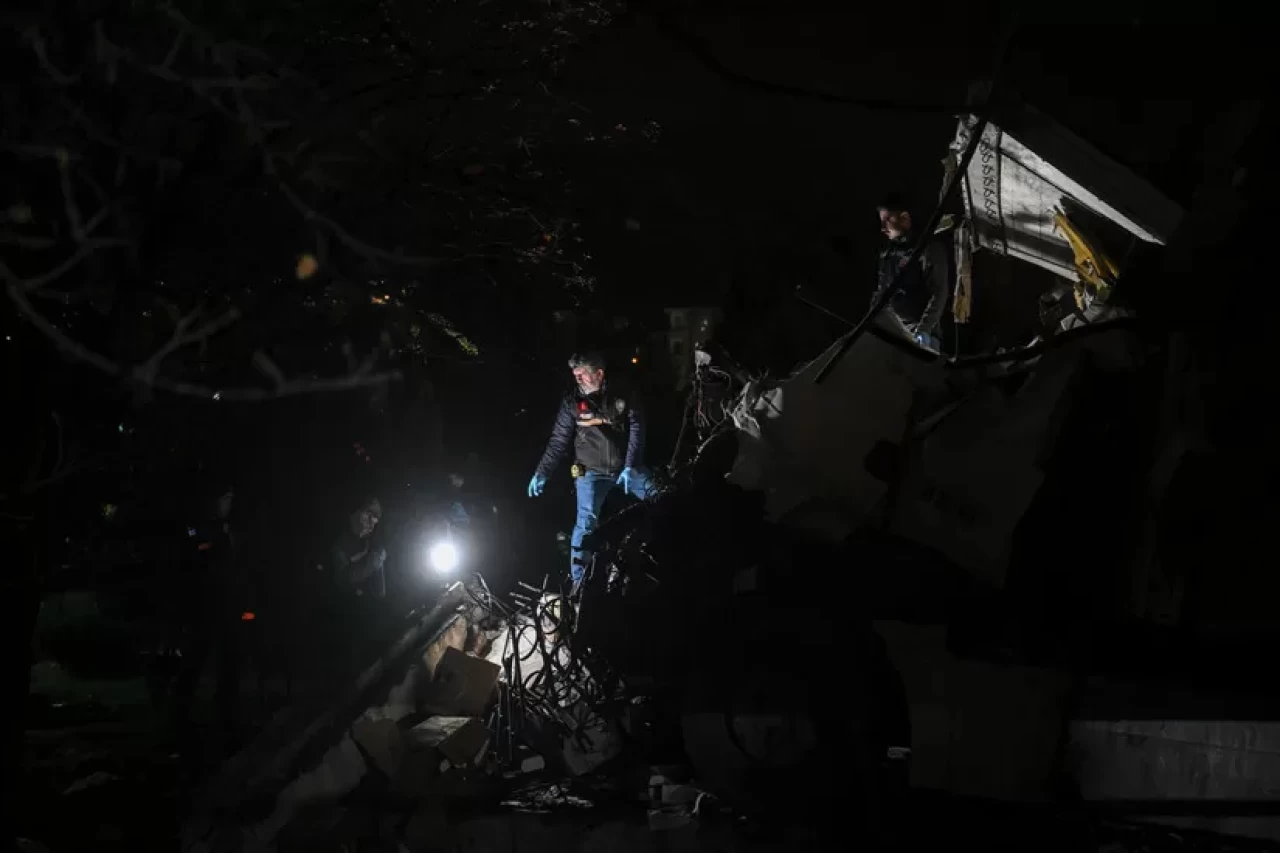 Ankara'da beton sütunlara çarpan sürücü yaşamını yitirdi