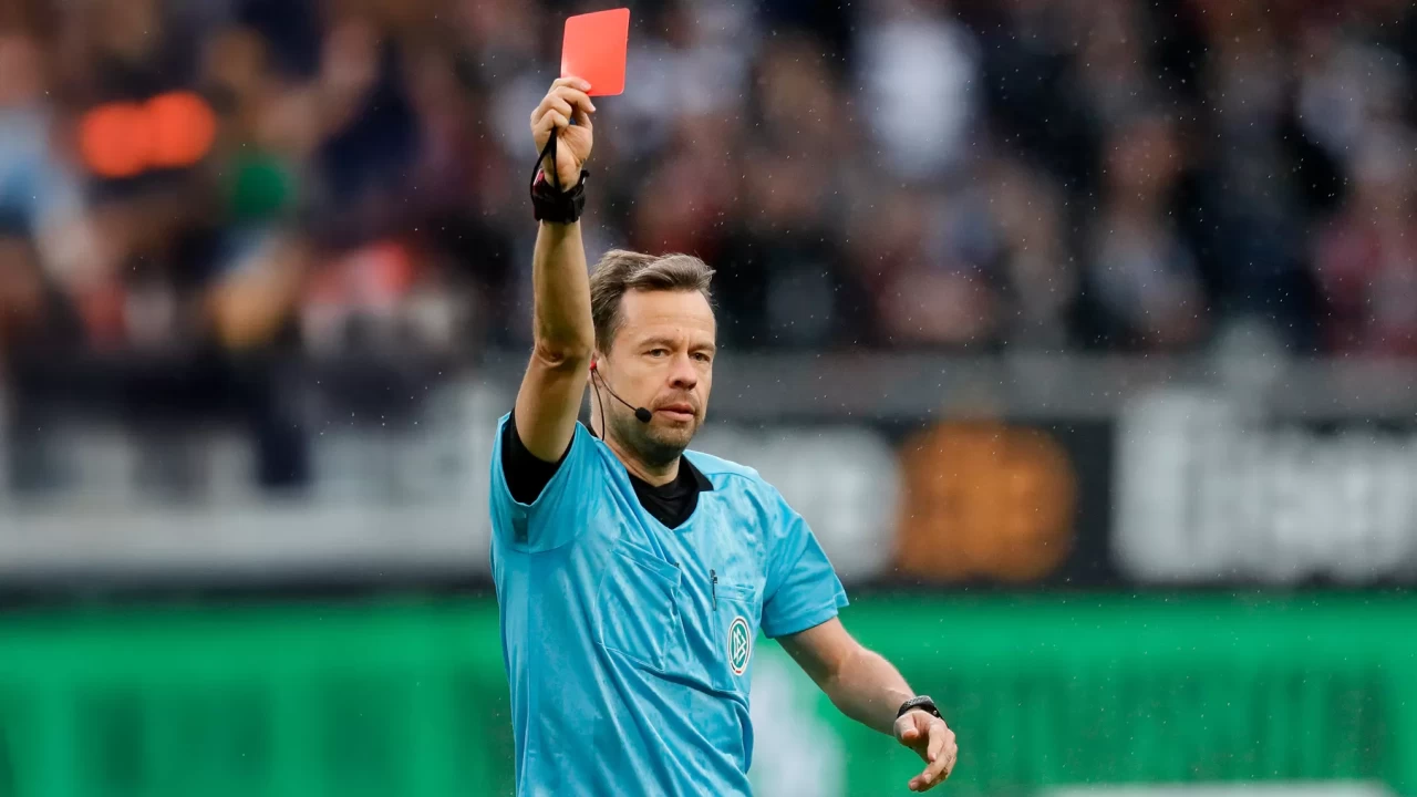 Süper Lig’deki Göztepe - Beşiktaş maçında VAR hakemi olarak Markus Schmidt görev yapacak