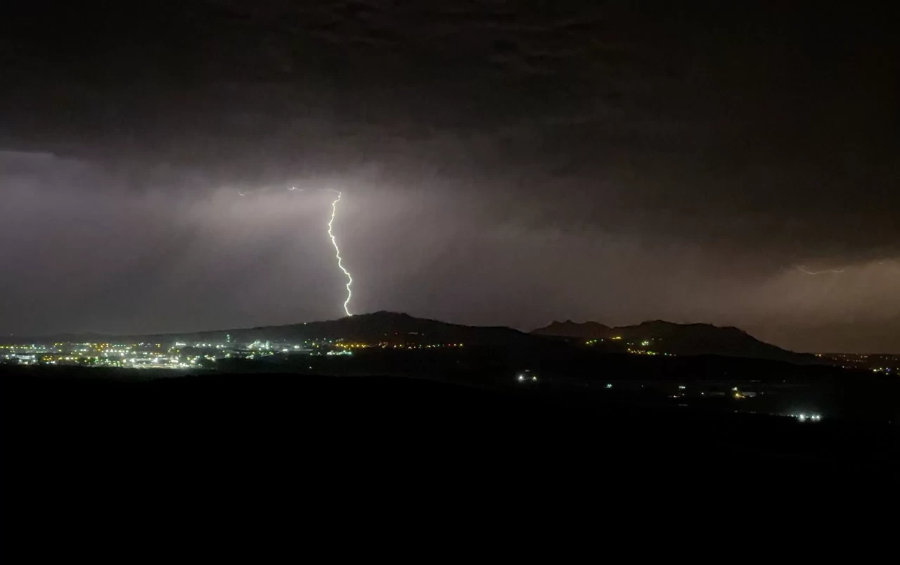 Osmaniye'de yağmurla birlikte çakan şimşekler geceyi gündüze çevirdi