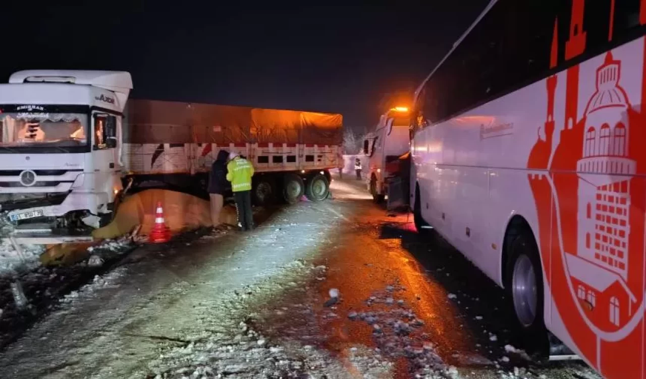 Samsun-Ankara yolunda otobüs ile tır çarpıştı