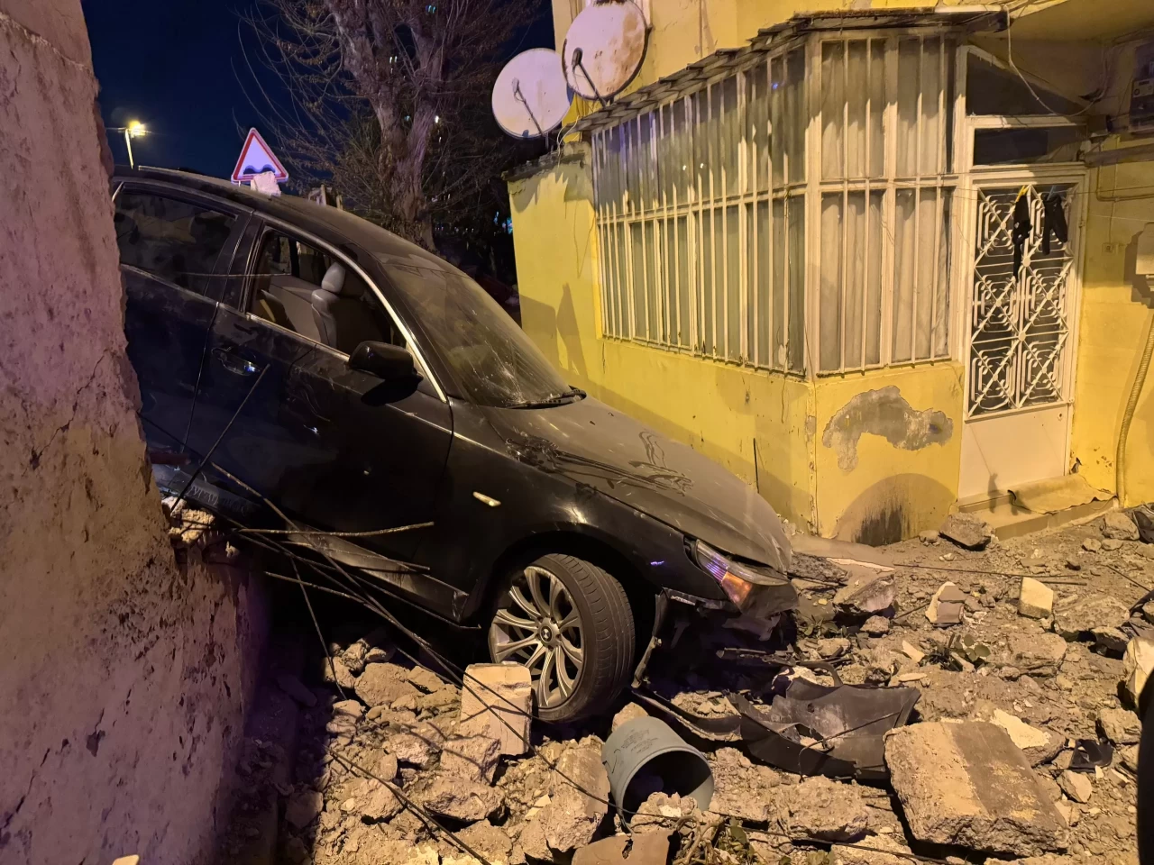 Üsküdar'da kaza yapan sürücü otomobilini bırakıp kaçtı