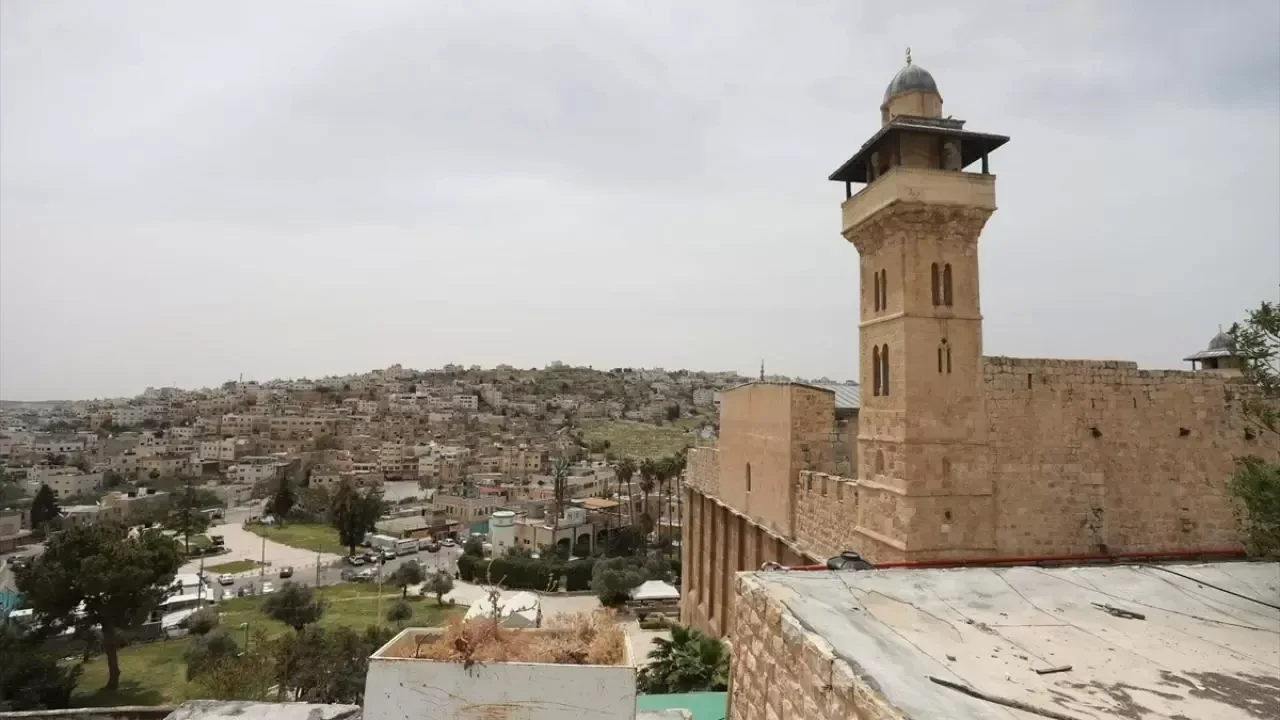 İsrail'den çarpıcı karar: El Halil Camisi imamına 15 gün uzaklaştırma cezası