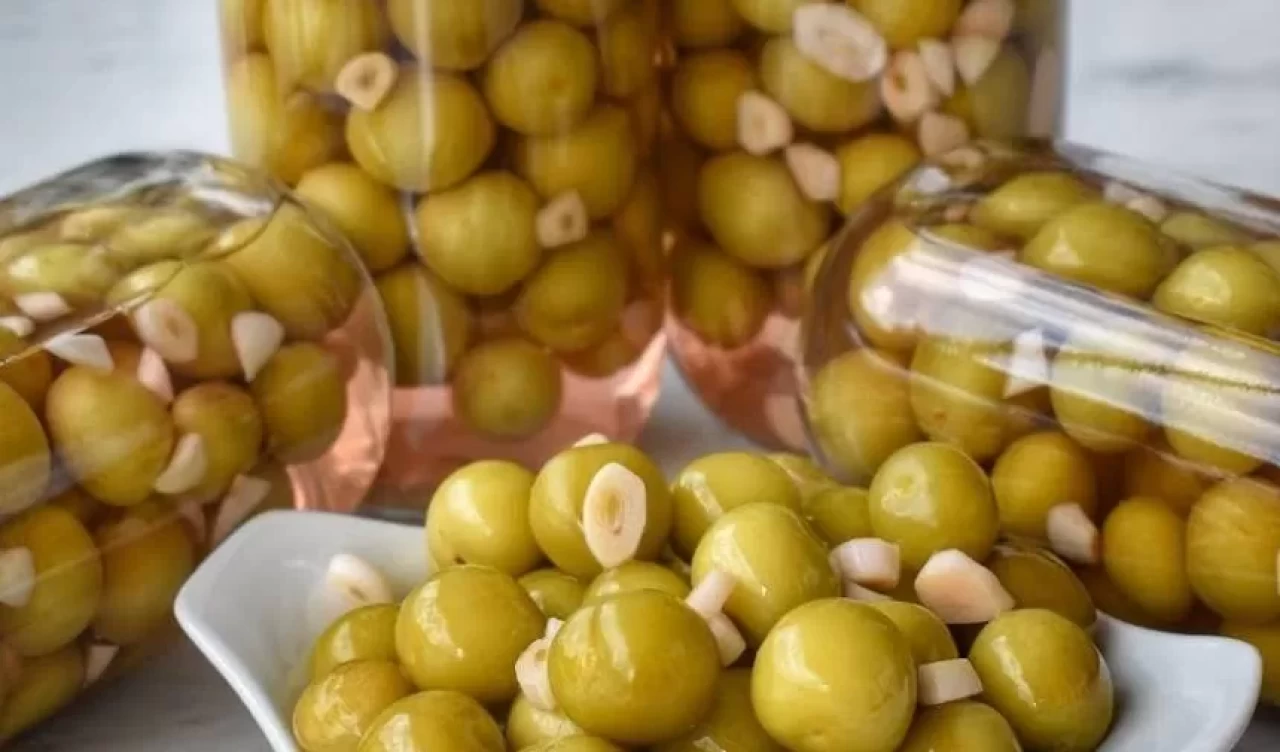 Muğla mutfağının efsane lezzeti: Erik turşusu tarifi