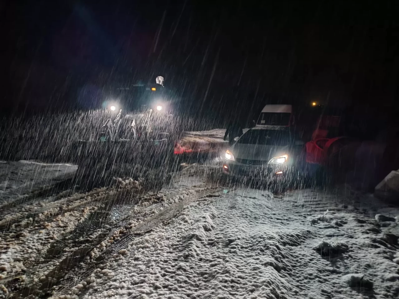 Elazığ'da karda mahsur kalan araçlar kurtarıldı