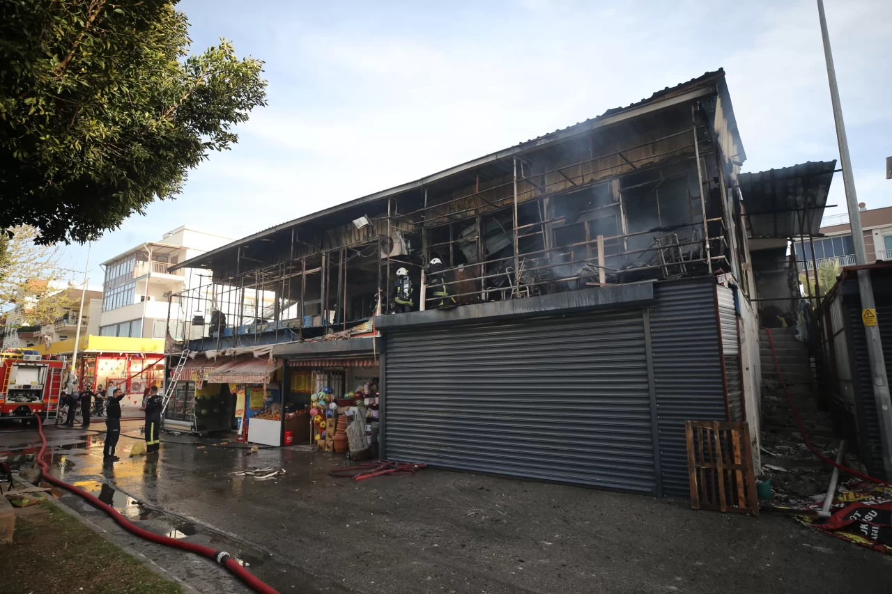 Antalya'da markette çıkan yangın, hasara neden oldu