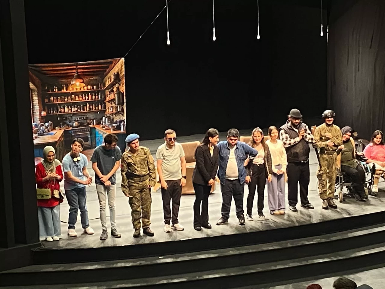 Bursa'da "Bavulun Laneti" oyunu perde açtı