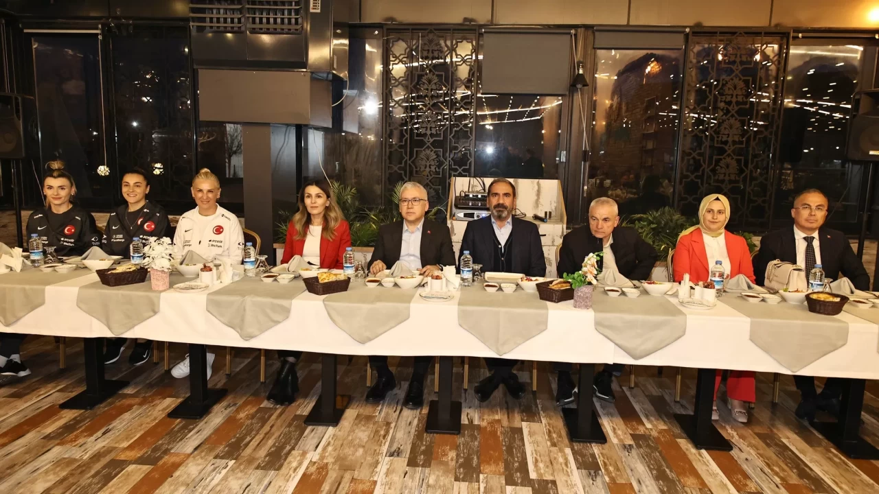 A Milli Kadın Futbol Takımı’na Sivas'ta moral yemeği