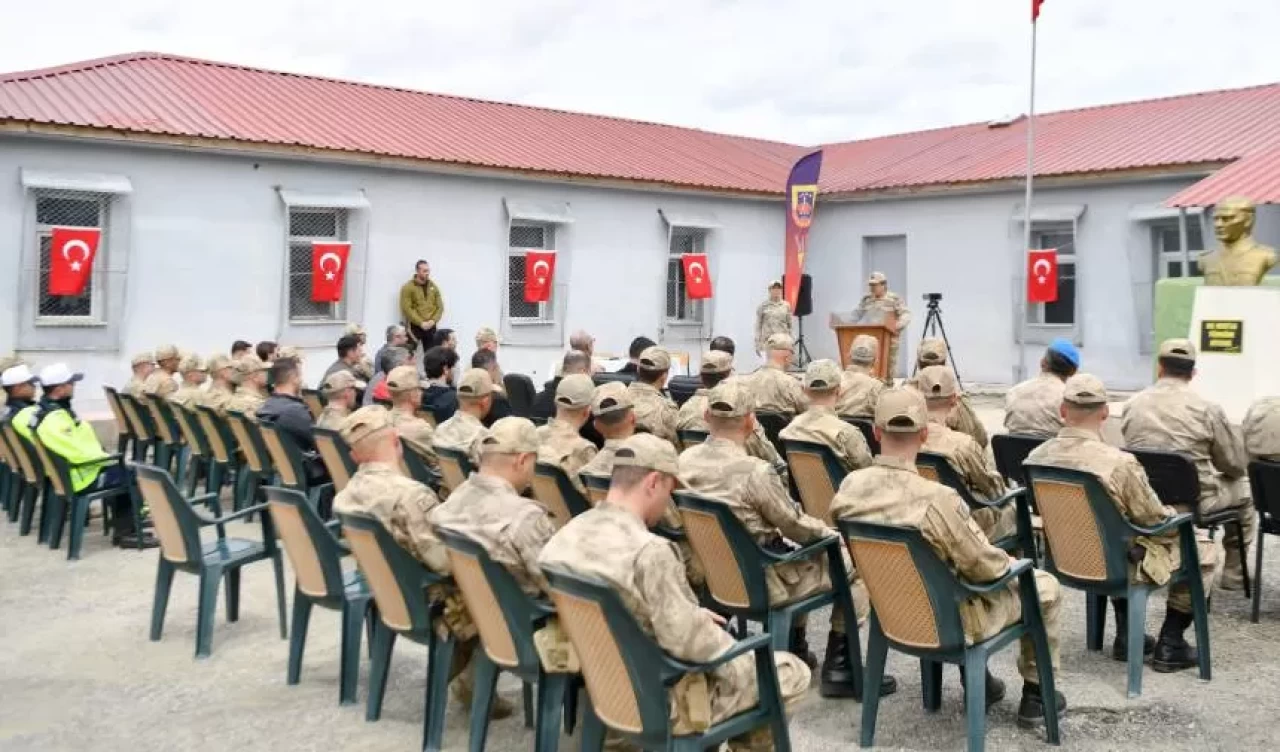 Tunceli'de 15 yıl önce PKK'lılarla çıkan çatışmada şehit olan 5 asker için anma töreni