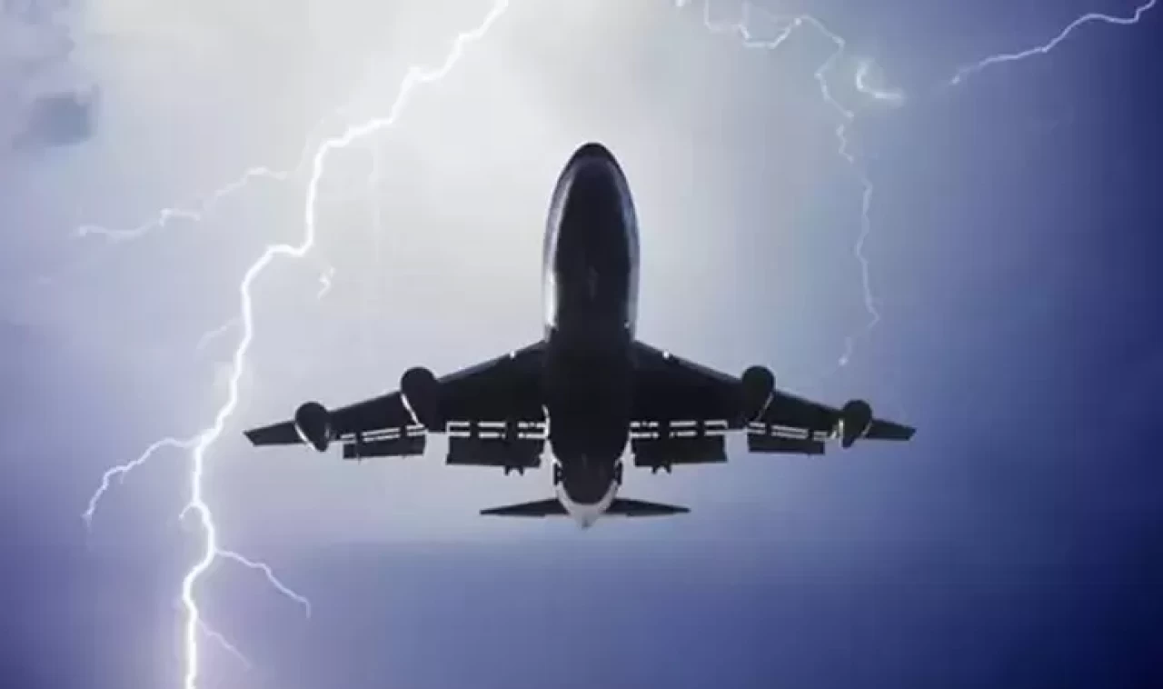 Pegasus uçağına yıldırım isabet etti