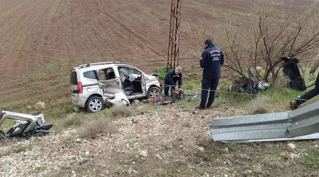 Midyat'ta kamyonet tarlaya devrildi: 3 yaralı