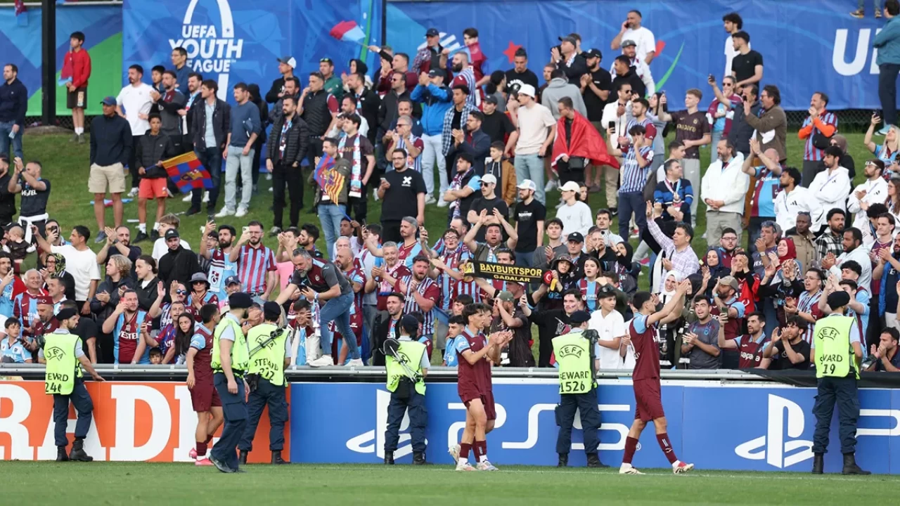 Trabzonspor U19 Takımı gözyaşlarıyla kaybettiği UEFA Gençlik Ligi'nde Türkiye'nin gururu oldu