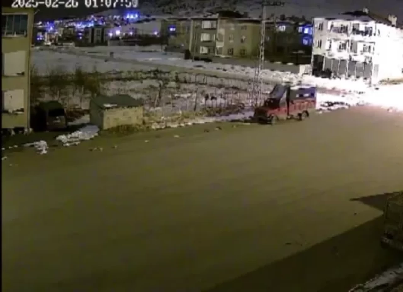 Belediyeye ait çöp konteynerini kamyonete yükleyip çaldılar!