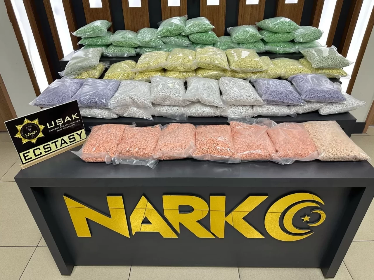 Uşak'ta uyuşturucu operasyonu: 300 bin hap ele geçirildi