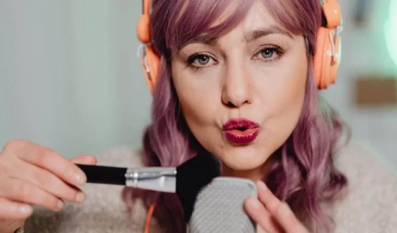 Hem rahatlatıyor hem öğretiyor! ASMR makyaj trendi gün geçtikçe büyüyor
